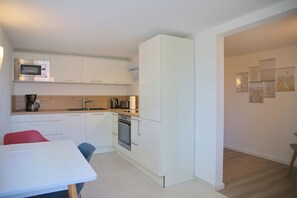 Fridge, microwave, oven, stovetop - Spacious, allergy-friendly accommodation in the basement near the beach and town (Grömitz)
