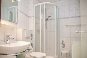 Shower - Comfortable Apartment Hanseat II App. 121 with sea view and balcony in Grömitz (Grömitz)
