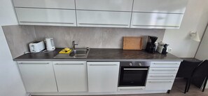 Kühlschrank, Mikrowelle, Ofen, Herdplatte