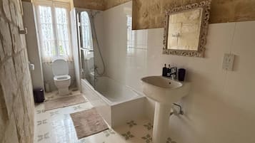 Serviettes fournies, savon, papier toilette
