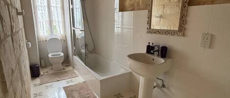 Serviettes fournies, savon, papier toilette
