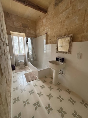 Towels, soap, toilet paper - Quaint farmhouse room with pool view in charming L-Għarb (L-Għarb)