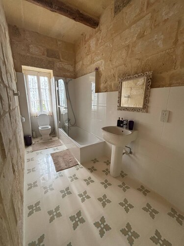 Quaint farmhouse room with pool view in charming L-Għarb