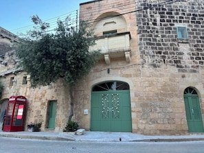 Exterior detail - Quaint farmhouse room with pool view in charming L-Għarb (L-Għarb)