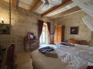 1 bedroom, WiFi, bed sheets - Quaint farmhouse room with pool view in charming L-Għarb (L-Għarb)