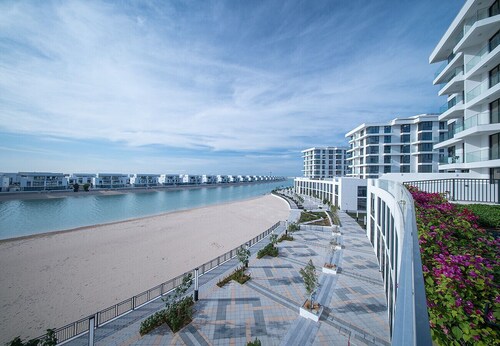 Gorgeous Beachfront Studio in Blue Bay Walk