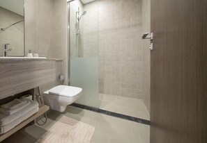 Shower, hair dryer, bidet, towels - Gorgeous Beachfront Studio in Blue Bay Walk (Ajmal Makan)
