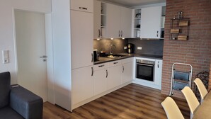 Coffee/tea maker, fridge, microwave, oven - Comfortable vacation apartment Seeadler 30 with balcony near Friesenstrand in Tossens (Butjadingen-Tossens)