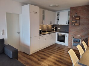 Fridge, microwave, oven, stovetop - Comfortable vacation apartment Seeadler 30 with balcony near Friesenstrand in Tossens (Butjadingen-Tossens)