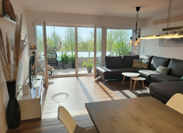 TV, books, stereo - Comfortable vacation apartment Seeadler 30 with balcony near Friesenstrand in Tossens (Butjadingen-Tossens)