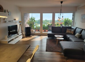 TV, books, stereo - Comfortable vacation apartment Seeadler 30 with balcony near Friesenstrand in Tossens (Butjadingen-Tossens)