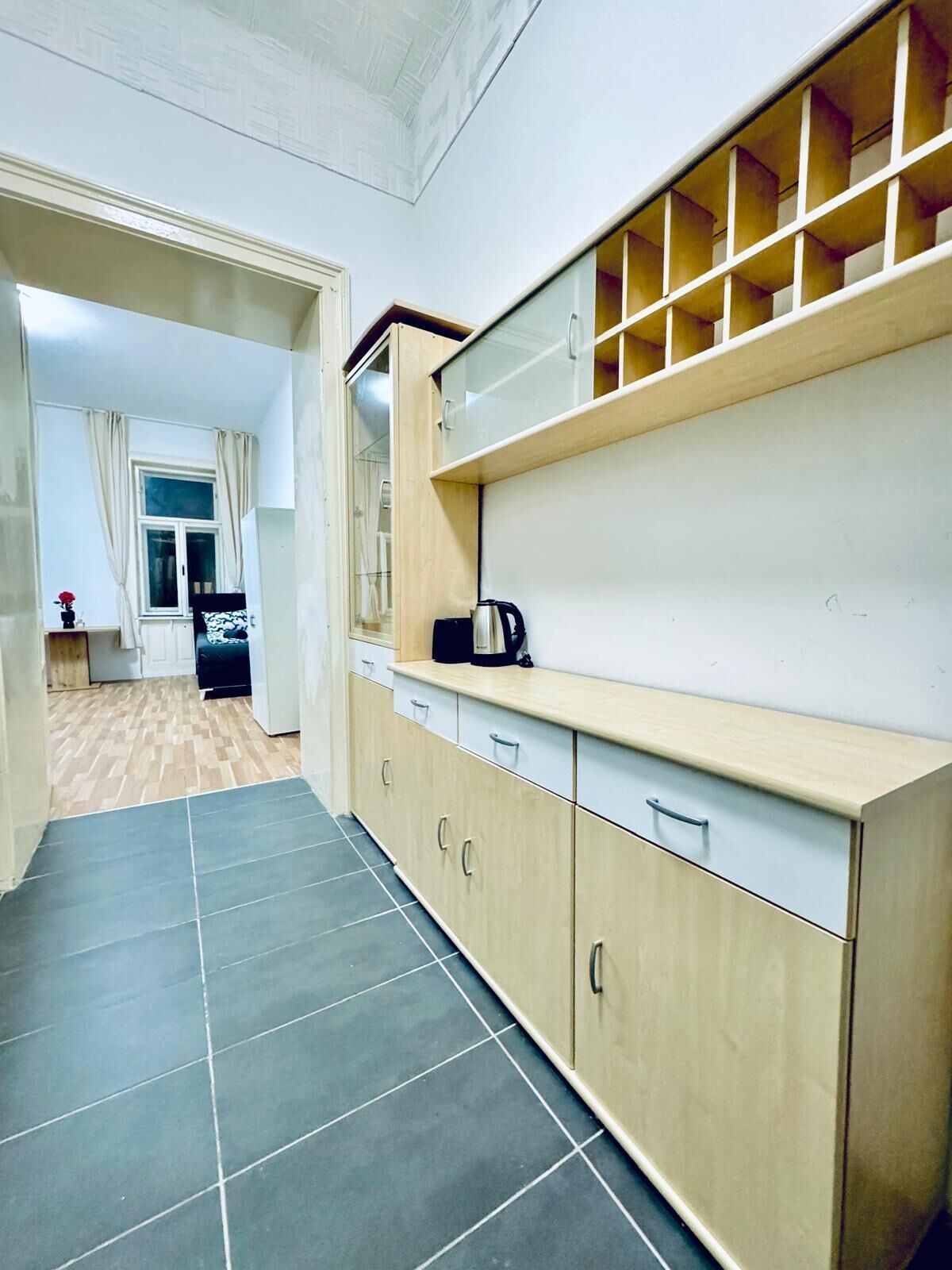 Frigobar, placa de cocina, utensilios de cocina