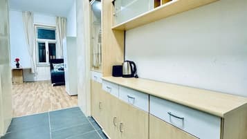 Frigobar, placa de cocina, utensilios de cocina