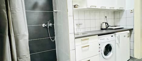 Appartement de base | Salle de bain | Douche, articles de toilette (gratuits), séchoir à cheveux