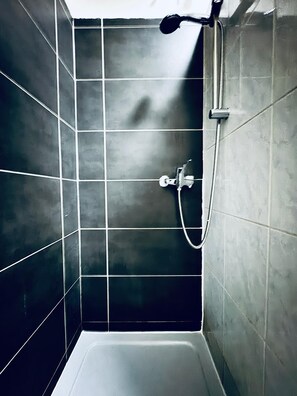 Basic Apartment | Bathroom - Stylish Contemporary Stay Stadthalle (Vienna)