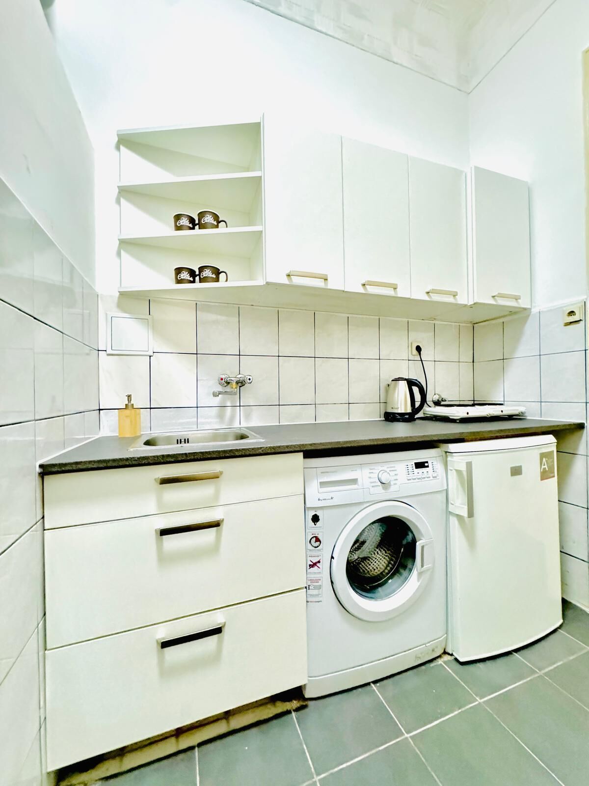 Frigobar, placa de cocina, utensilios de cocina