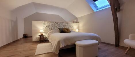 2 bedrooms, iron/ironing board, internet, bed sheets