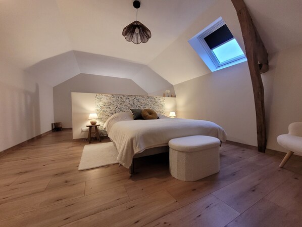 2 bedrooms, iron/ironing board, internet, bed sheets
