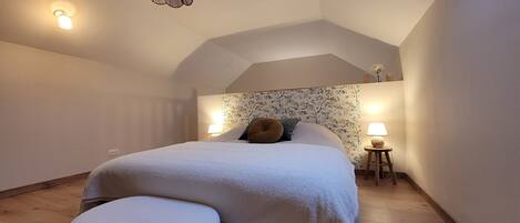 2 bedrooms, iron/ironing board, internet, bed sheets