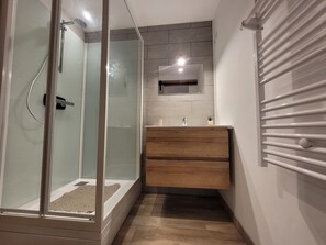 Douche, sèche-cheveux, serviettes fournies, savon