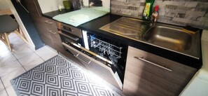 Microondas, horno, parrilla de estufa y lavavajillas