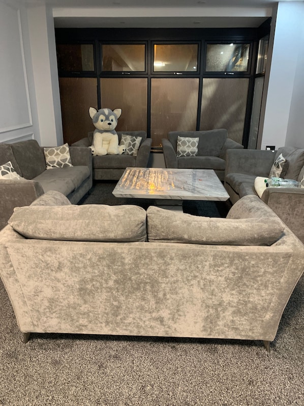 Shared Dormitory, 2 Bedrooms, Accessible | Living room - Room-stunning 6 Bedroom Family Home in t (Birmingham)