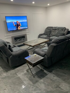 Living room - Room-stunning 6 Bedroom Family Home in t (Birmingham)