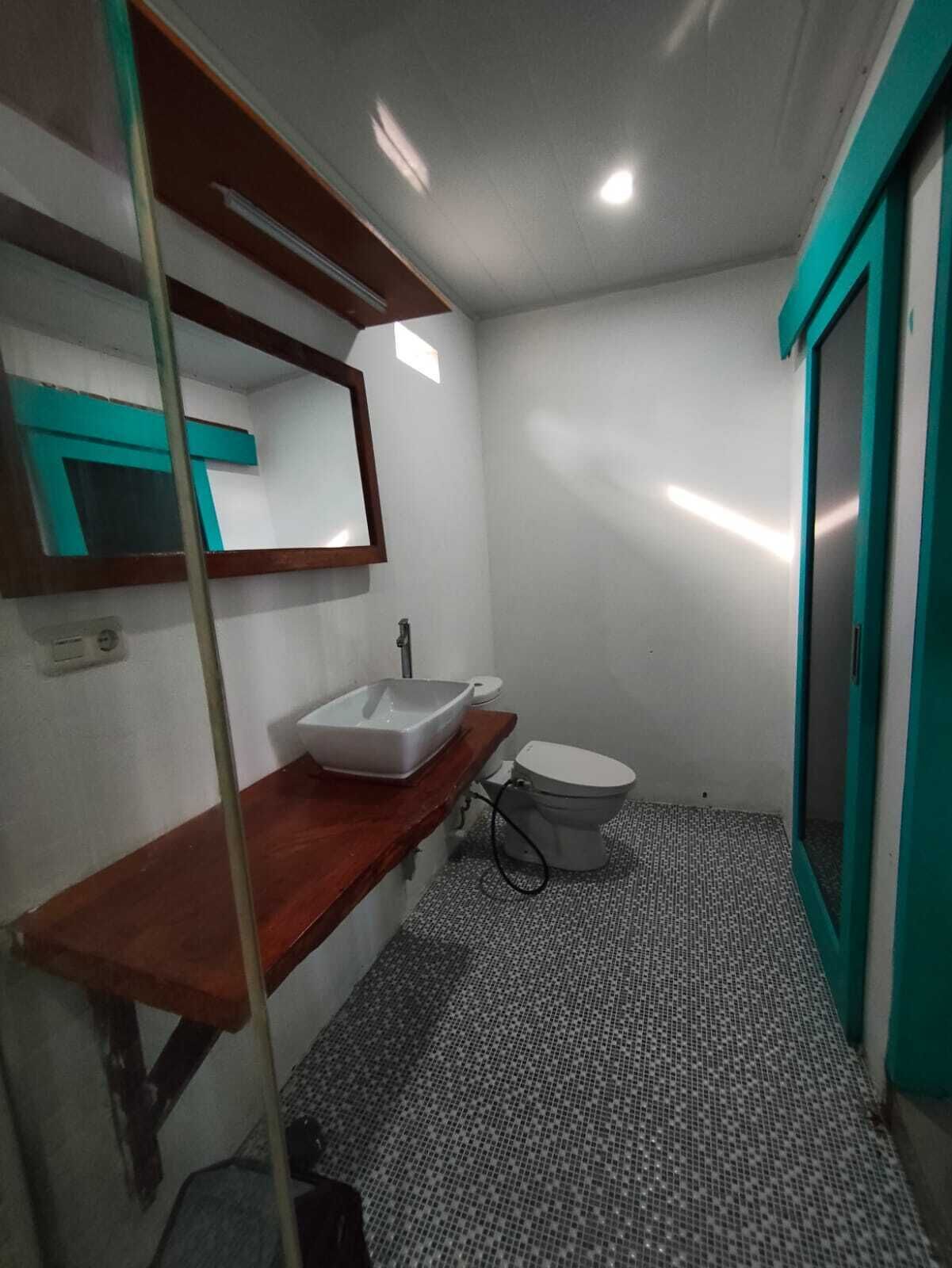 Basic Double Room, Air conditioning, Pool View | Bathroom | Towels