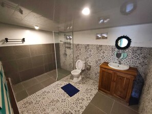 Chambre Double, climatisation, vue piscine | Salle de bain | Serviettes fournies