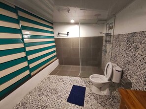 Chambre Double, climatisation, vue piscine | Salle de bain