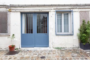 Exterior detail - Beaumarchais (Paris)