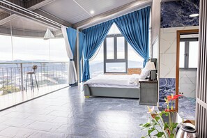 Cortinas opacas, tabla de planchar con plancha, wifi gratis