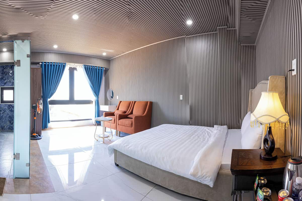 Deluxe Room | Blackout drapes, iron/ironing board, free WiFi