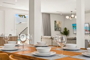 Dining - 4BR Villa | Private Pool, 10 Min to Palm Beach (Noord)