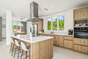 Fridge, microwave, oven, stovetop - 4BR Villa | Private Pool, 10 Min to Palm Beach (Noord)