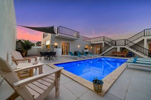 Pool - 4BR Villa | Private Pool, 10 Min to Palm Beach (Noord)