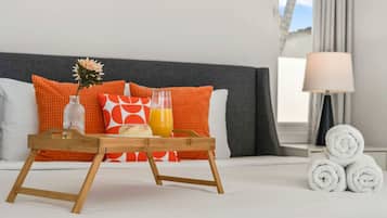 4 habitaciones, escritorio y tabla de planchar con plancha