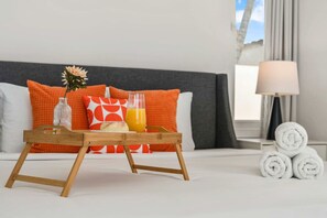 4 habitaciones, escritorio y tabla de planchar con plancha 