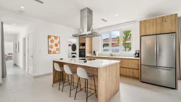 Køleskab, mikrobølgeovn, ovn, kogeplade