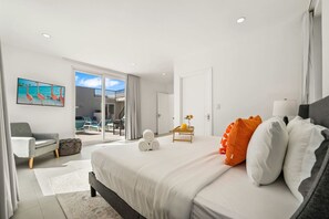 4 habitaciones, escritorio y tabla de planchar con plancha 