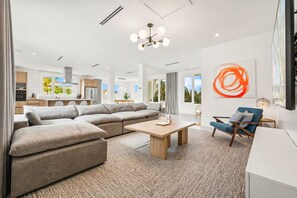 Smart TV - 4BR Villa | Private Pool, 10 Min to Palm Beach (Noord)