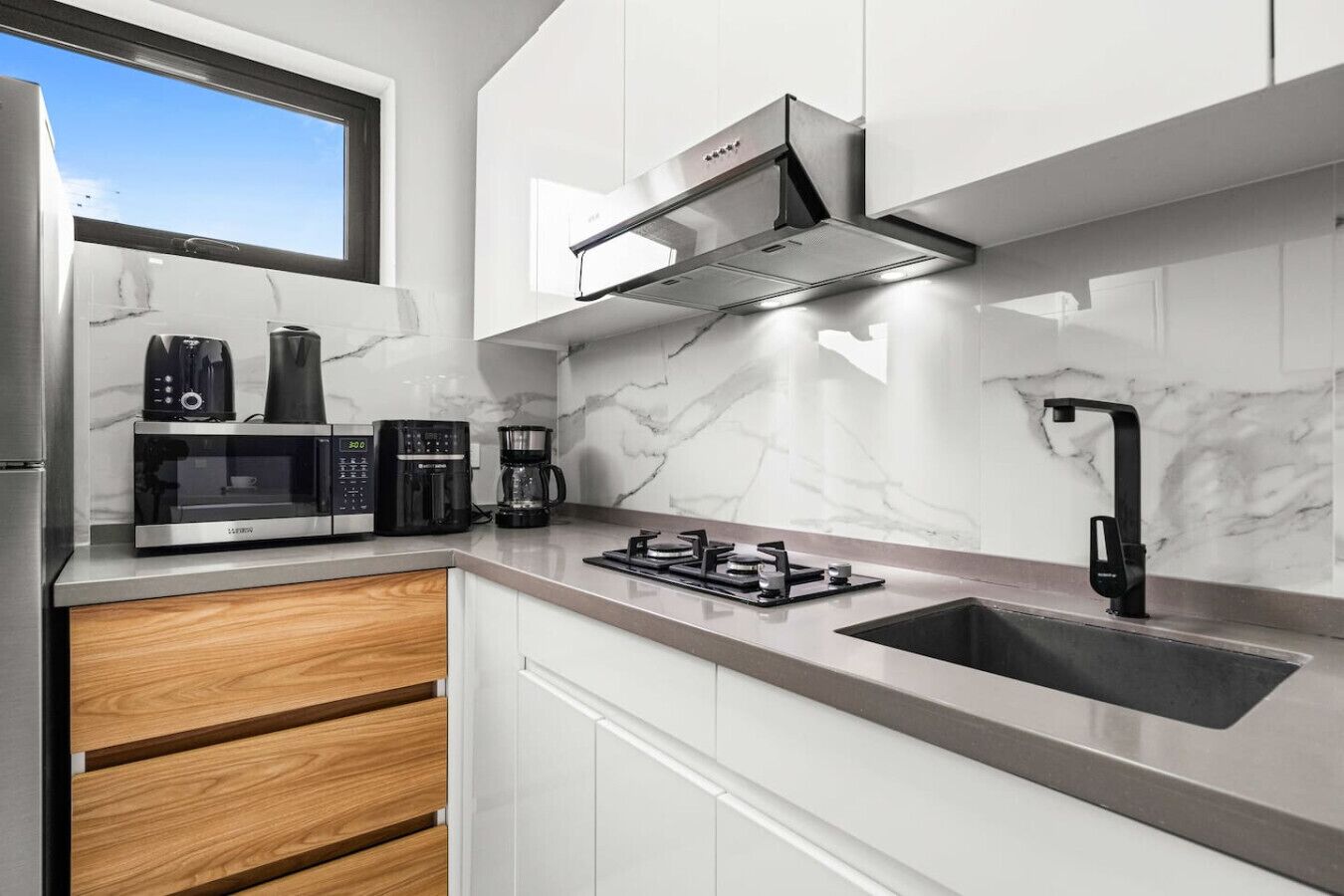 Geladeira, micro-ondas, cooktop, cafeteira/chaleira