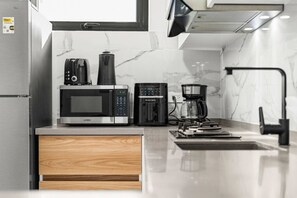 Frigorífic, microones, placa de cuina i cafetera i tetera