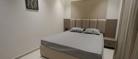 Iron/ironing board, Internet, bed sheets