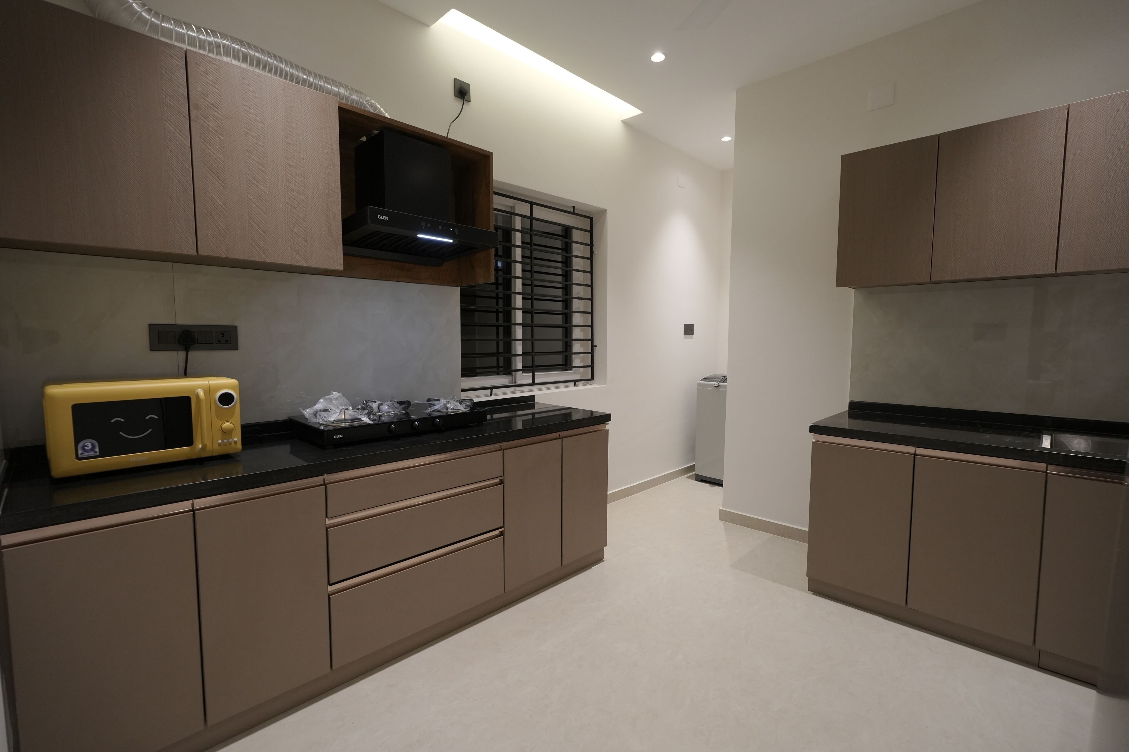 Réfrigérateur, micro-ondes, plaque de cuisson, bouilloire électrique