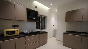 Kühlschrank, Mikrowelle, Herdplatte, Wasserkocher