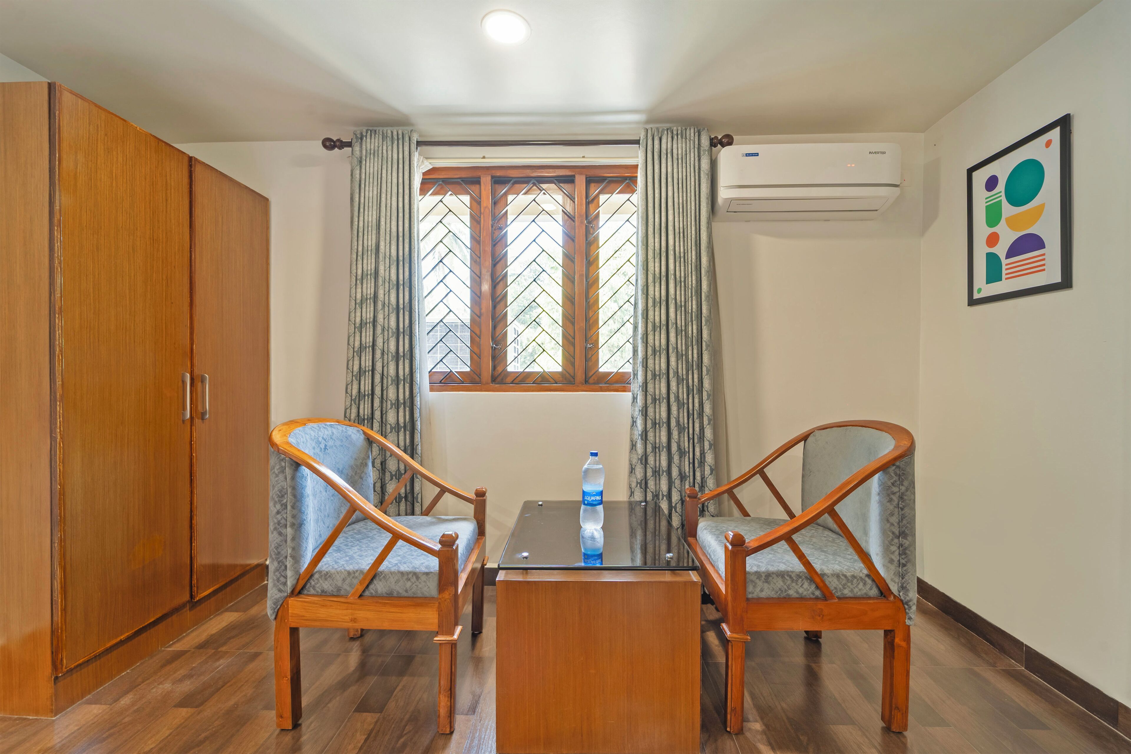 Habitación doble estándar | Escritorio, cortinas blackout y tabla de planchar con plancha 
