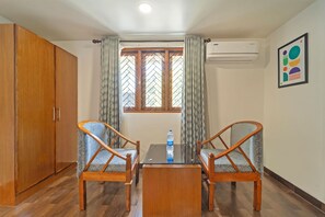 Escritorio, cortinas blackout y tabla de planchar con plancha 