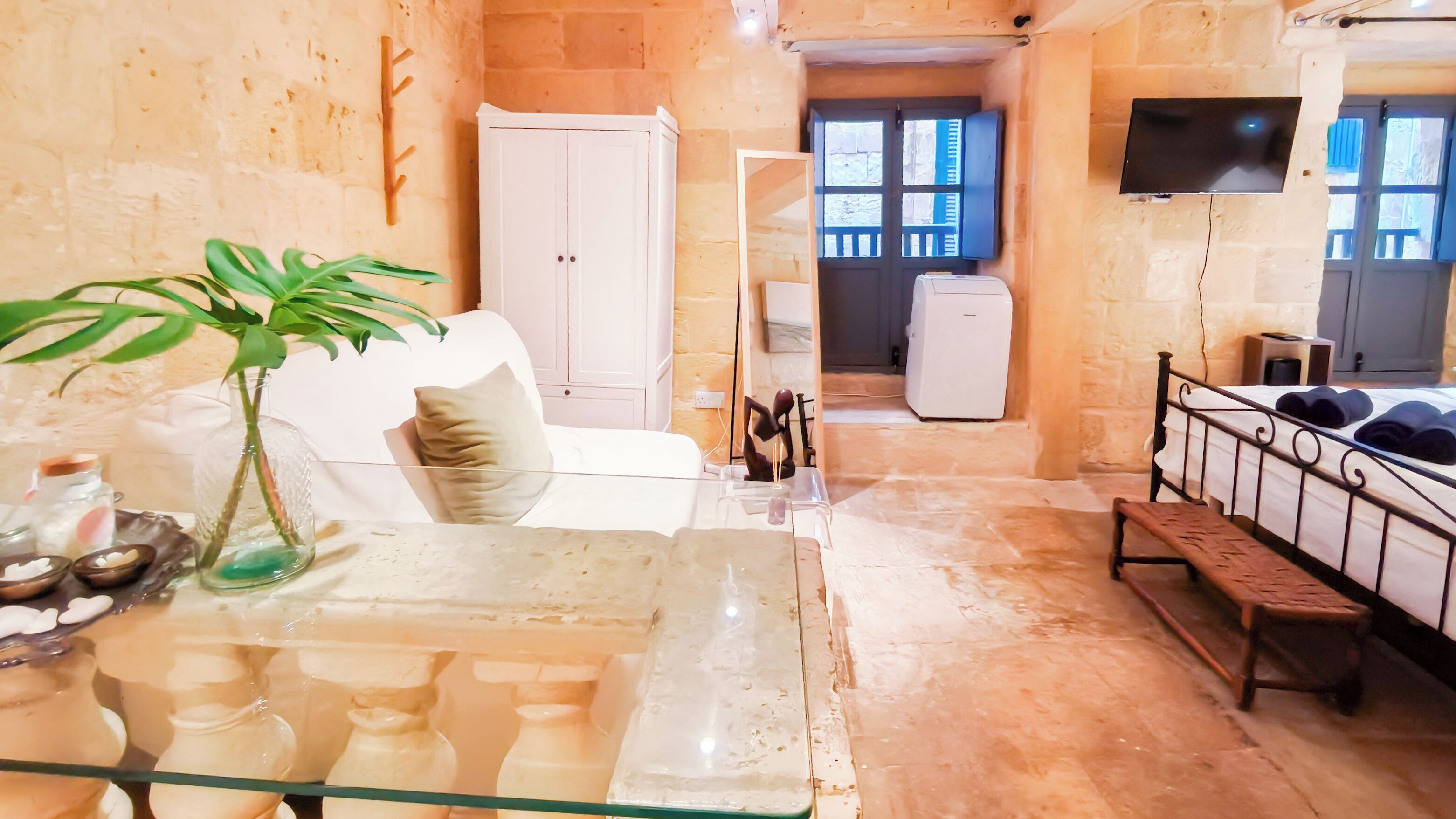 1 habitación, tabla de planchar con plancha y wifi 