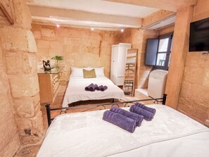 Iron/ironing board, WiFi, bed sheets - Historic 300-Year-Old Townhouse in Central Birgu, Vittoriosa (Birgu)